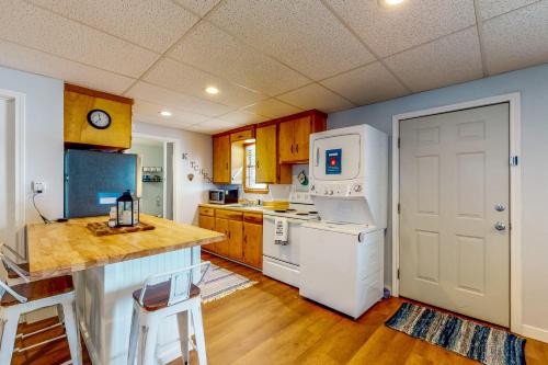 The Fishing Hole in Боуі