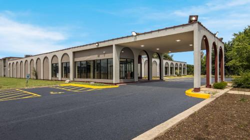 . HomeTowne Studios by Red Roof and Conference Center Chicago - N Aurora Naperville