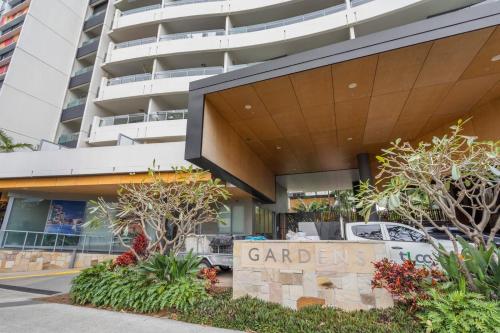 Modern Riverside Oasis - Gym Pool WiFi & Parking