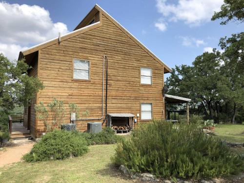Rockin B Ranch Bluff House in Pipe Creek, USA