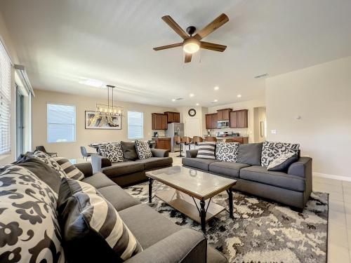 7 Bedroom 6 Bath Home with Private Pool Spa Walk to Solterra Clubhouse Lazy River 20 min from Disney in Davenport, USA