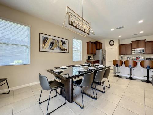 7 Bedroom 6 Bath Home with Private Pool Spa Walk to Solterra Clubhouse Lazy River 20 min from Disney in Davenport, USA