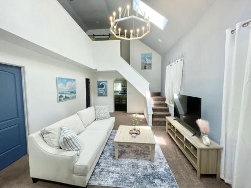 10 min to Speedway Large Home Desirable Area