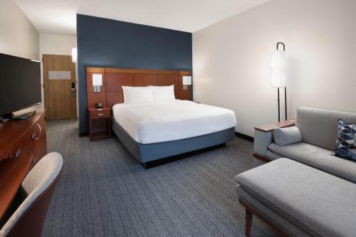 King Room with Adapted Tub - Mobility Accessible