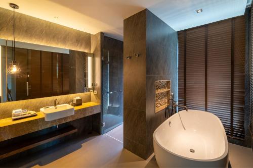 room detail thumbnail 2