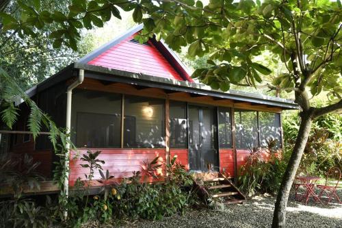 Lillypads Red Cottage - Rainforest Tranquility