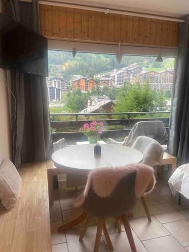 Sunny Swiss mountain Studio in centre by Jolidi in نينداز