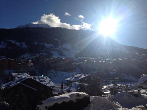 Sunny Swiss mountain Studio in centre by Jolidi in نينداز