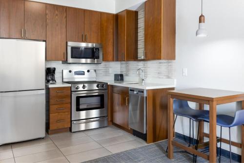 1 Bedroom Suite, 1 King, Sofa bed