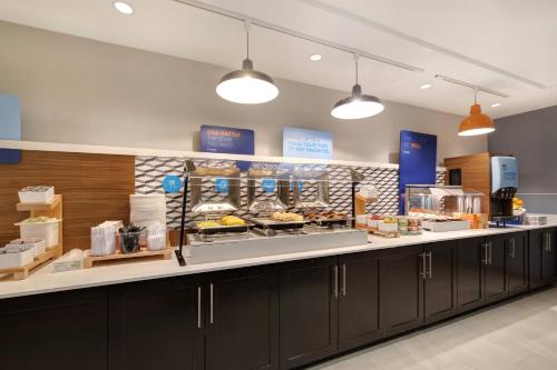 餐飲選擇, Holiday Inn Express & Suites Kansas City KU Medical Center By IHG in 肯薩斯城