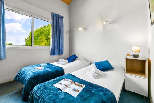 1 double bed, 2 twin beds