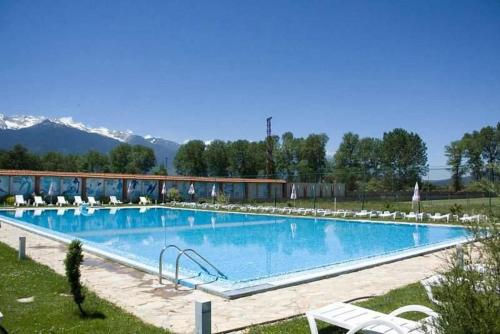 . 1 Bed - Sleeps 4 - Pets - Pool - Mtn Views