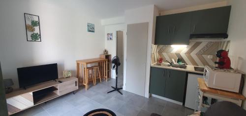 Studio proche plage tout à pied (Studio proche plage tout a pied) in Frejus Plage