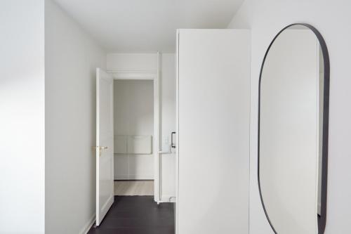 Beautiful 3 Bedroom Flat Near Shopping & Metro Beautiful 3 Bedroom Flat Near Shopping & Metro