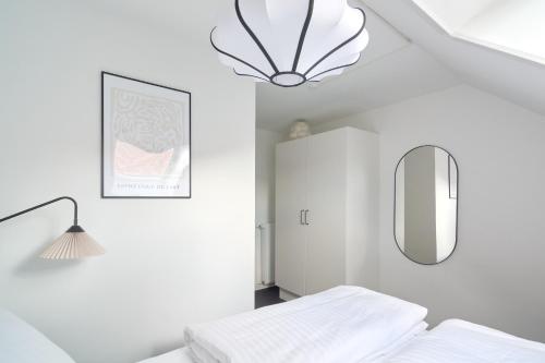 Beautiful 3 Bedroom Flat Near Shopping & Metro Beautiful 3 Bedroom Flat Near Shopping & Metro