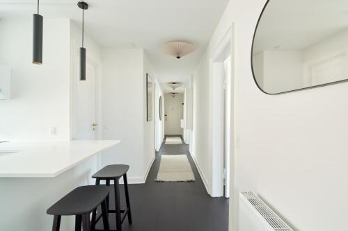 Beautiful 3 Bedroom Flat Near Shopping & Metro Beautiful 3 Bedroom Flat Near Shopping & Metro