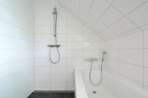 Beautiful 3 Bedroom Flat Near Shopping & Metro Beautiful 3 Bedroom Flat Near Shopping & Metro