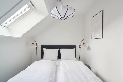 Beautiful 3 Bedroom Flat Near Shopping & Metro Beautiful 3 Bedroom Flat Near Shopping & Metro