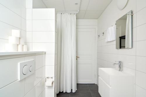 Beautiful 3 Bedroom Flat Near Shopping & Metro Beautiful 3 Bedroom Flat Near Shopping & Metro