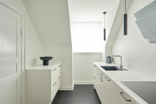 Beautiful 3 Bedroom Flat Near Shopping & Metro Beautiful 3 Bedroom Flat Near Shopping & Metro