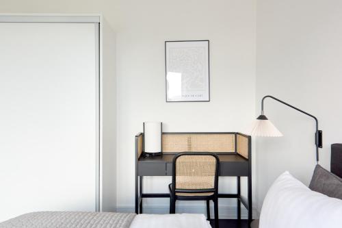 Beautiful 3 Bedroom Flat Near Shopping & Metro Beautiful 3 Bedroom Flat Near Shopping & Metro