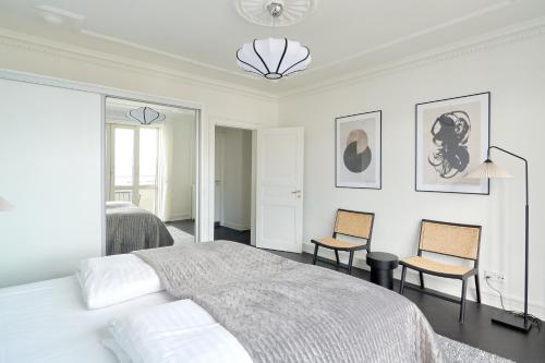 Beautiful 3 Bedroom Flat Near Shopping & Metro Beautiful 3 Bedroom Flat Near Shopping & Metro