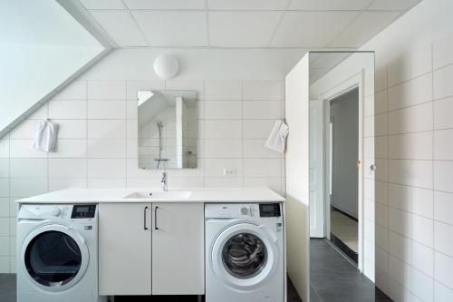 Beautiful 3 Bedroom Flat Near Shopping & Metro Beautiful 3 Bedroom Flat Near Shopping & Metro