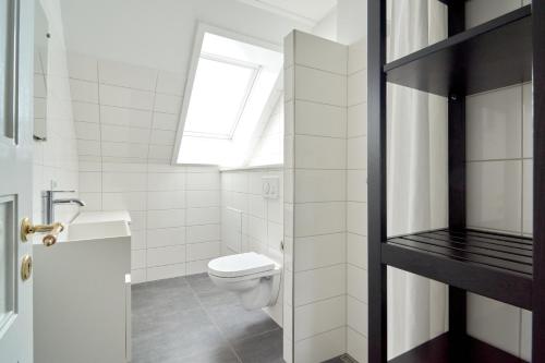 Beautiful 3 Bedroom Flat Near Shopping & Metro Beautiful 3 Bedroom Flat Near Shopping & Metro