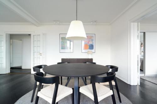 Beautiful 3 Bedroom Flat Near Shopping & Metro Beautiful 3 Bedroom Flat Near Shopping & Metro