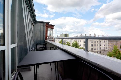 Beautiful 3 Bedroom Flat Near Shopping & Metro Beautiful 3 Bedroom Flat Near Shopping & Metro