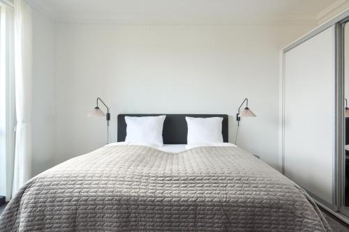 Beautiful 3 Bedroom Flat Near Shopping & Metro Beautiful 3 Bedroom Flat Near Shopping & Metro