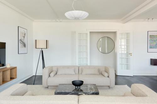 Beautiful 3 Bedroom Flat Near Shopping & Metro Beautiful 3 Bedroom Flat Near Shopping & Metro