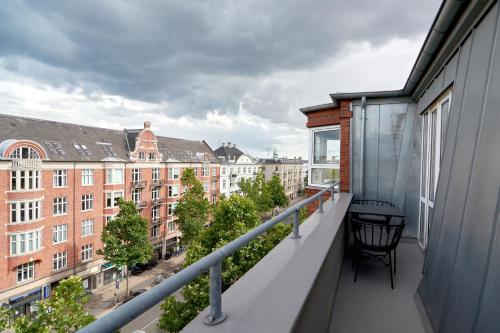 Beautiful 3 Bedroom Flat Near Shopping & Metro Beautiful 3 Bedroom Flat Near Shopping & Metro