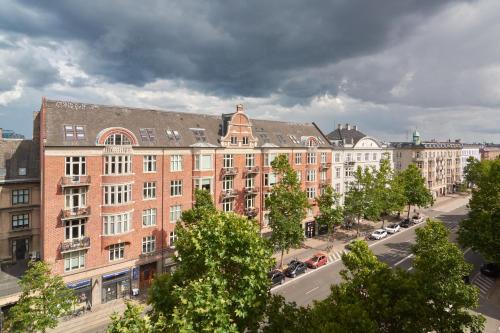 Beautiful 3 Bedroom Flat Near Shopping & Metro Beautiful 3 Bedroom Flat Near Shopping & Metro