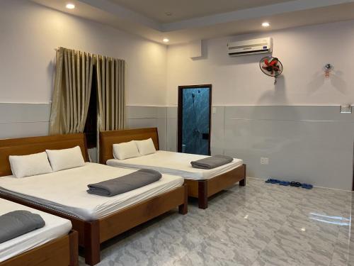 3 queen beds