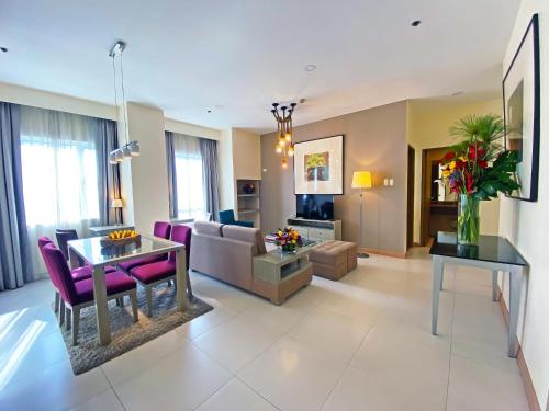 Bar/ Salón, One Pacific Place Serviced Residences in Manila
