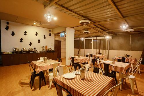 Restaurant, Magnus Vosiv Suites near Victoria Gardens (Jijamata Udyan)