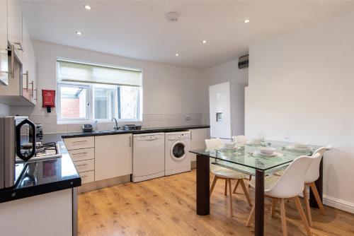 廚房, Gertrude House - Spacious 3BR Bungalow in Nottingham in 雷迪灣