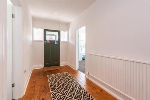 Gertrude House - Spacious 3BR Bungalow in Nottingham in 雷迪灣