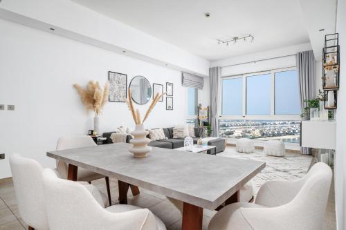 ALH Vacay - Newly Furnished 3 Bedroom in Marina Residences - image 2