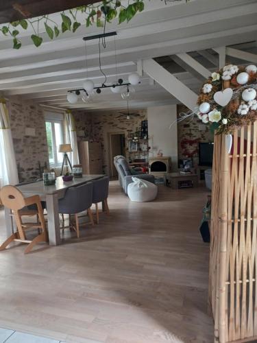 Maison avec piscine et spa gonflable, 2 chats présents