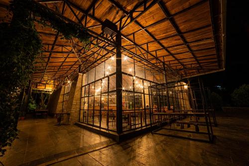 Étterem, The Cliff Resort Kushma - 57 km from Pokhara in Dhampus