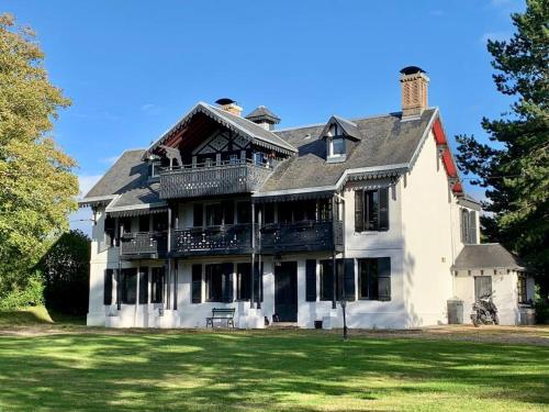 Propriété avec grande piscine, tennis , vue mer - Location, gîte - Villerville