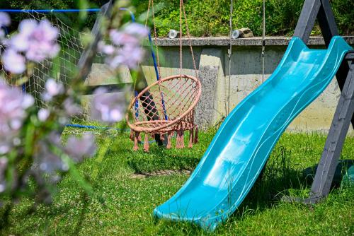 STRÓŻÓWKA SKI&SPA Domek nad rzeką z ogrodem i jacuzzi,narty. STRÓŻÓWKA SKI&SPA Domek nad rzeką z ogrodem i jacuzzi,narty.