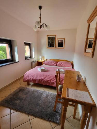 1 queen bed, 1 twin bed, 1 sofa bed