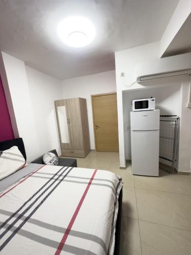 Luxury Ha'Atsmaut Suite - 5Min Walk Sea in Bat Yam