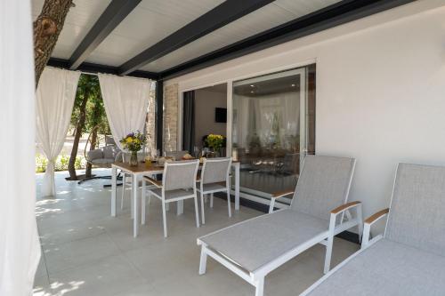 2 bedrooms, 4 beds