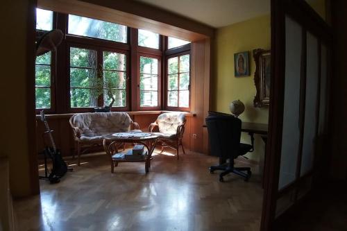 Leśny kasztel pod sosnami. Pokój w koronach drzew.