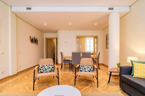 Velazquez Suites - image 9