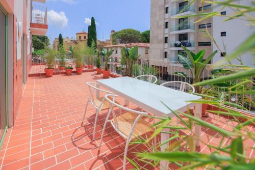 Apartment with Big Terrace and Sea View (4 Adults)